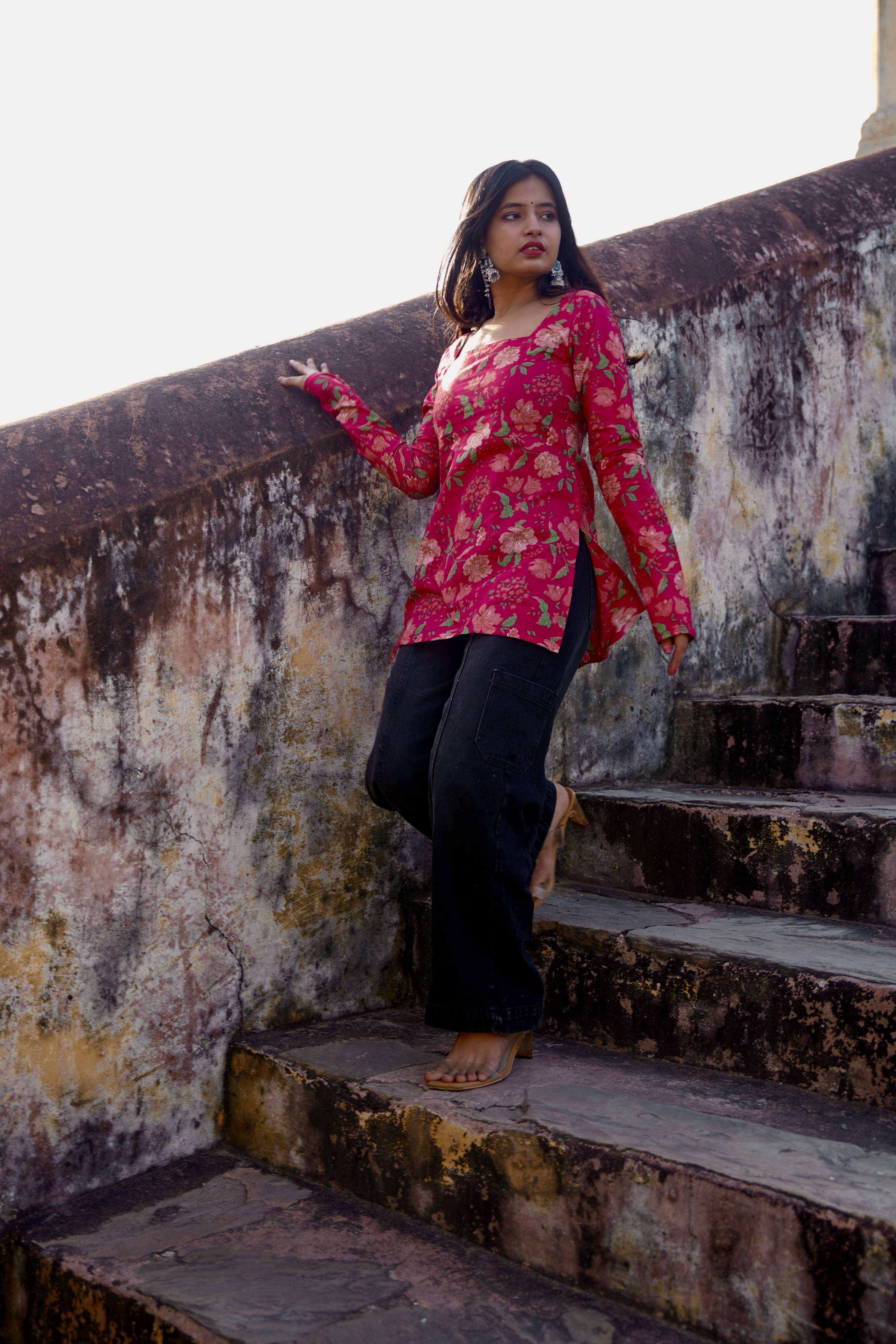 Gulabi Ankhen- Short Kurti